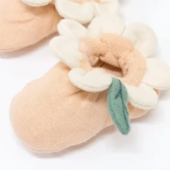 *New* Meri Meri Daisy Baby Booties & Rattle 8 *New* Meri Meri Daisy Baby Booties & Rattle